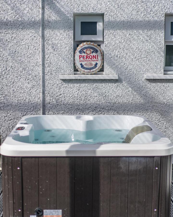Parke -Hottub- Apartment Pembroke Dock Exterior foto