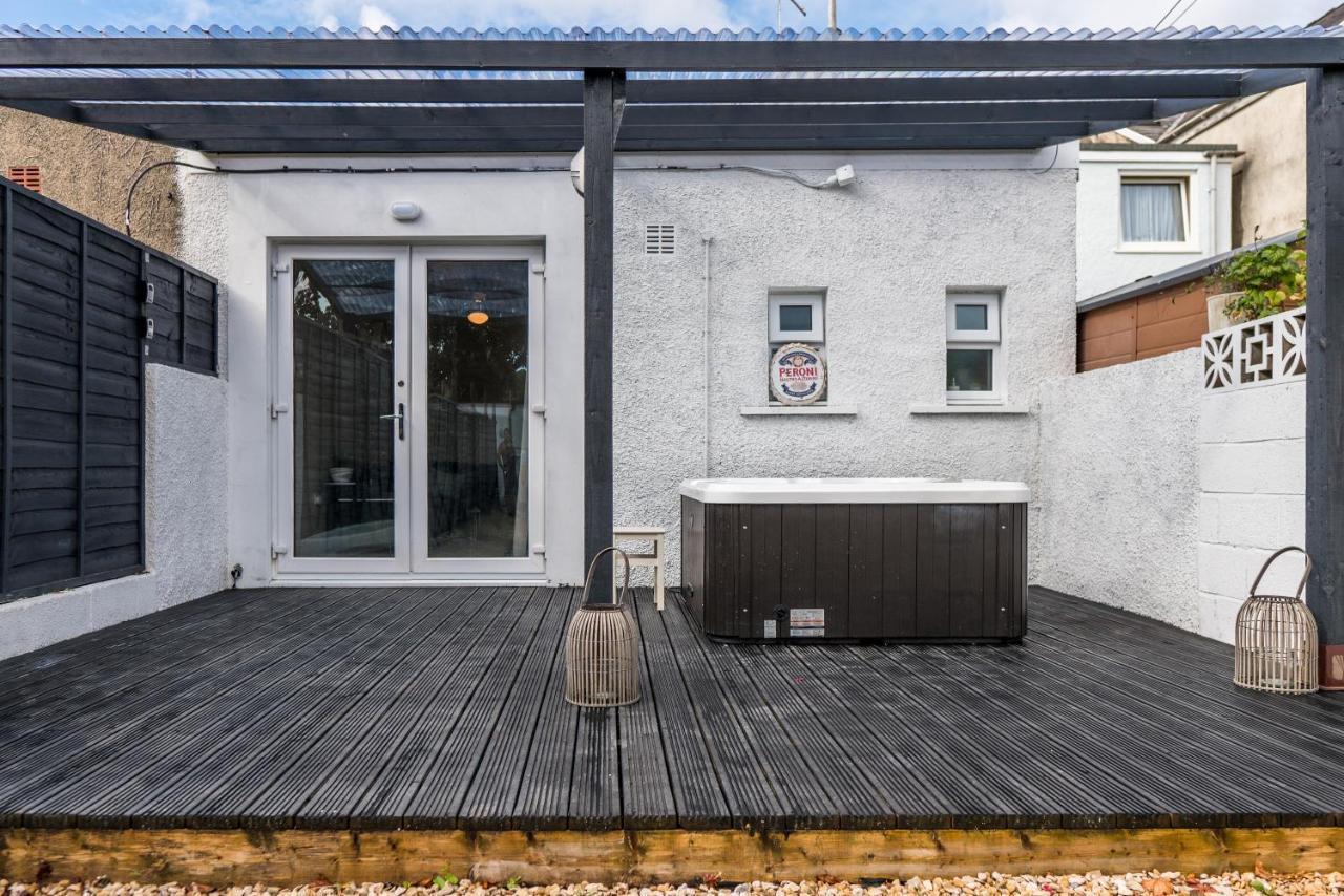 Parke -Hottub- Apartment Pembroke Dock Exterior foto